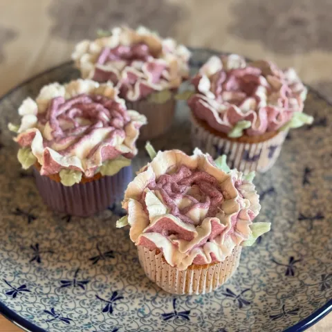 Witte chocolade Cupcake met blauwe bessen roos groep